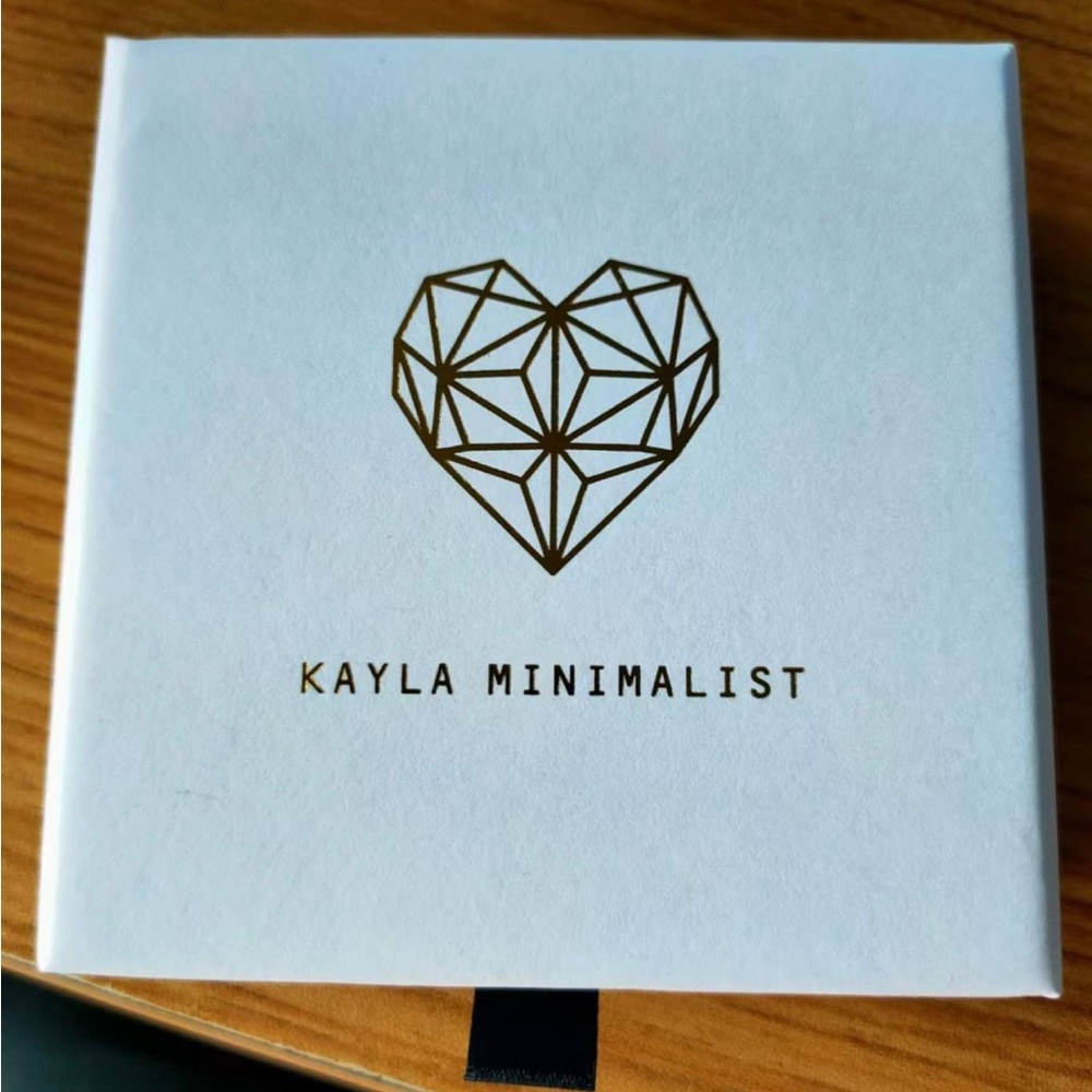 Meet your Posher Kayla Minimalist